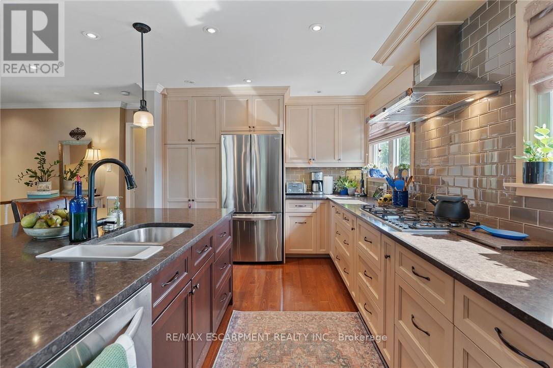 Photo 13 of 1383 Christina Court, Burlington ON