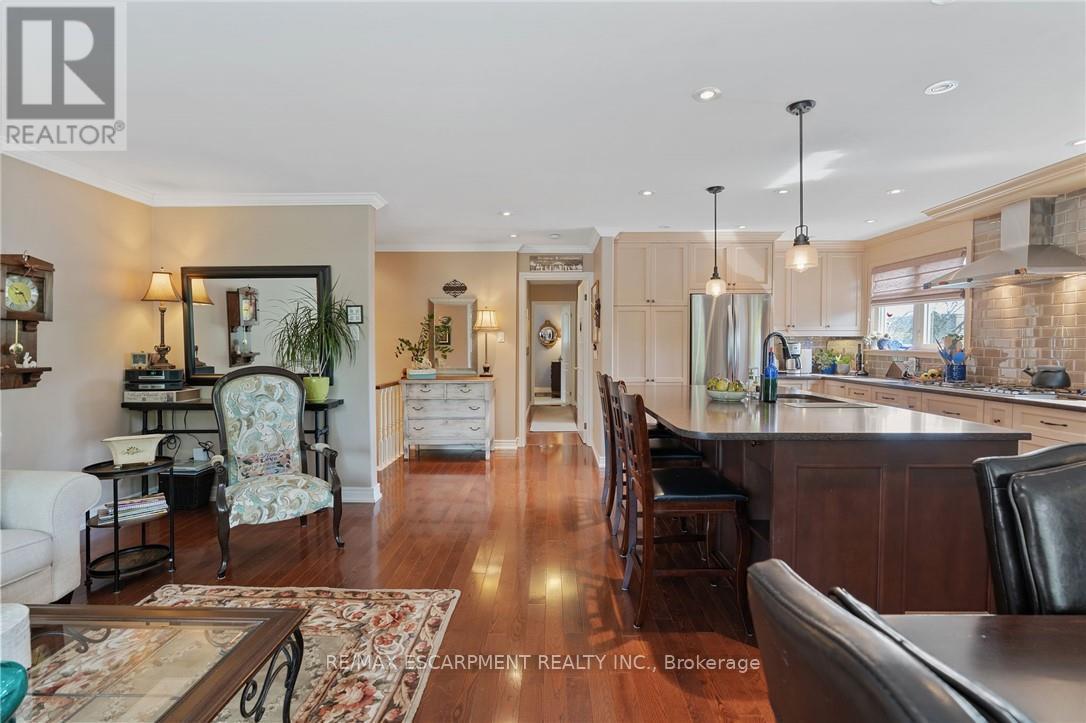 Photo 14 of 1383 Christina Court, Burlington ON