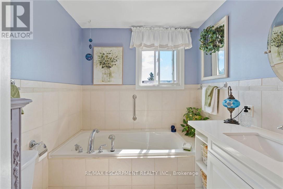 Photo 17 of 1383 Christina Court, Burlington ON