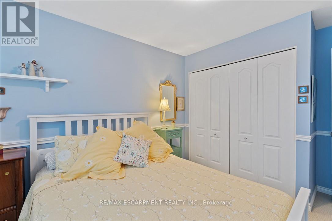 Photo 11 of 1383 Christina Court, Burlington ON