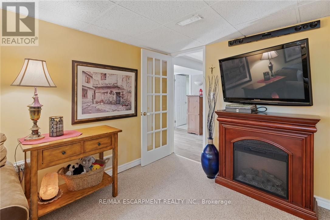 Photo 8 of 1383 Christina Court, Burlington ON