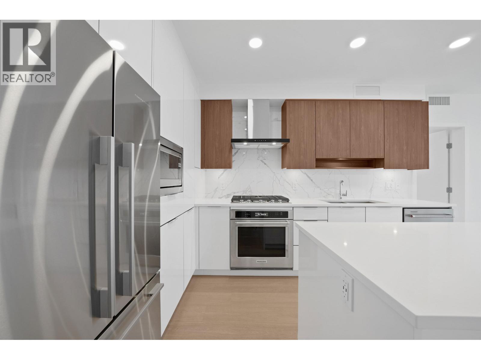 Photo 10 of 1601 7683 Park Crescent, Burnaby BC