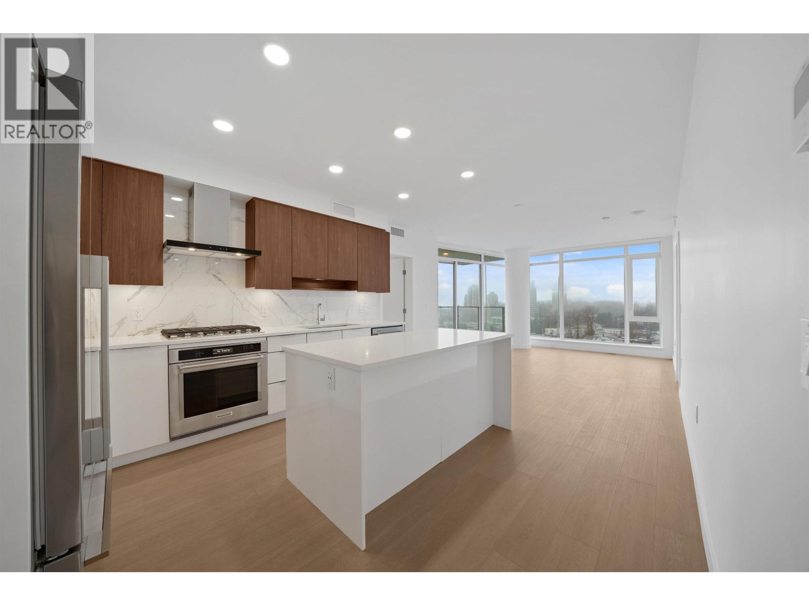 Photo 8 of 1601 7683 Park Crescent, Burnaby BC