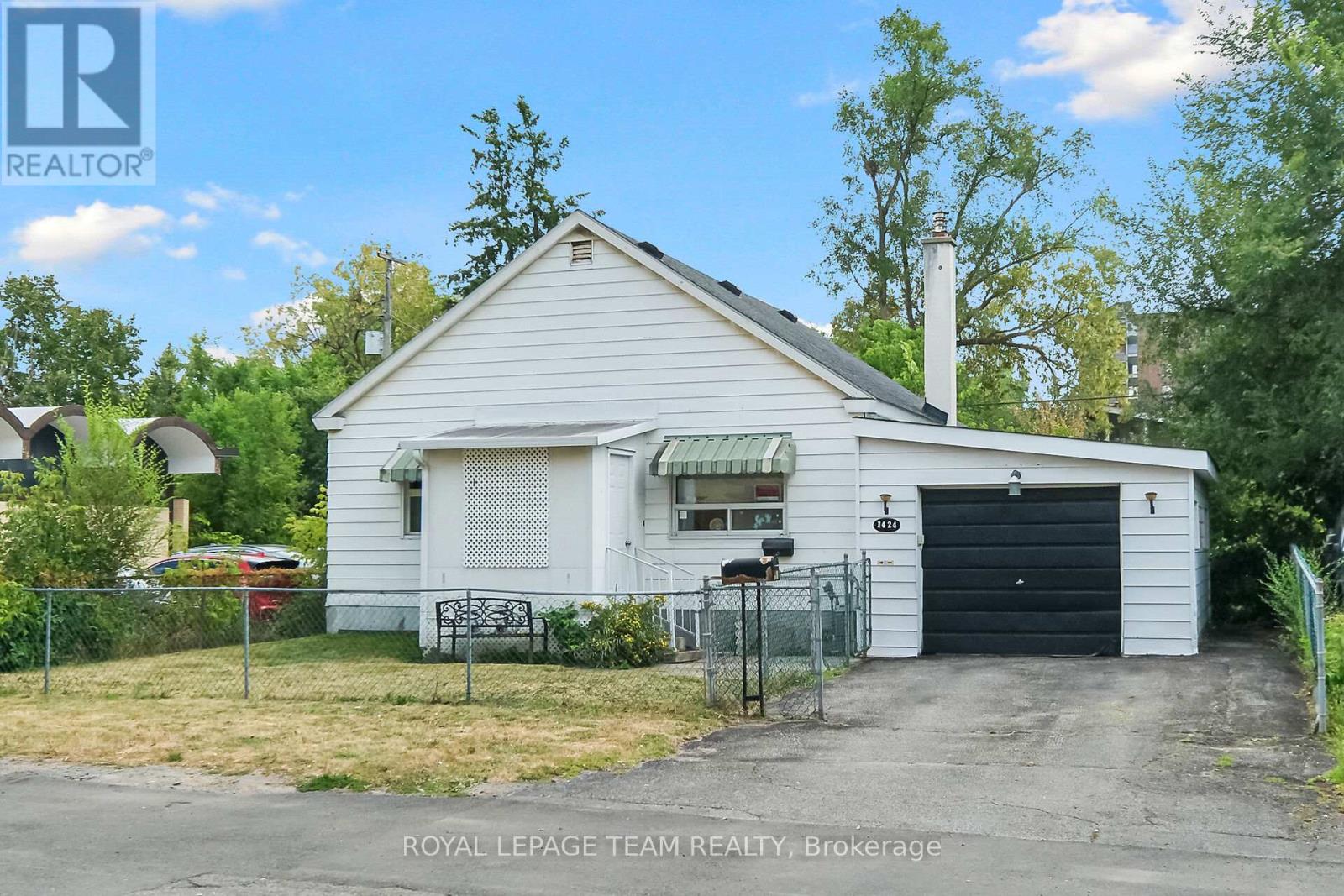 Detached single home sitting on 50 ft x 100.51 ft