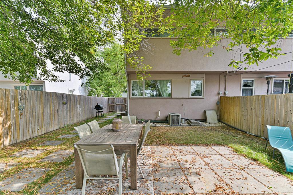 Photo 2 of 107 Berkshire Bay, Winnipeg MB
