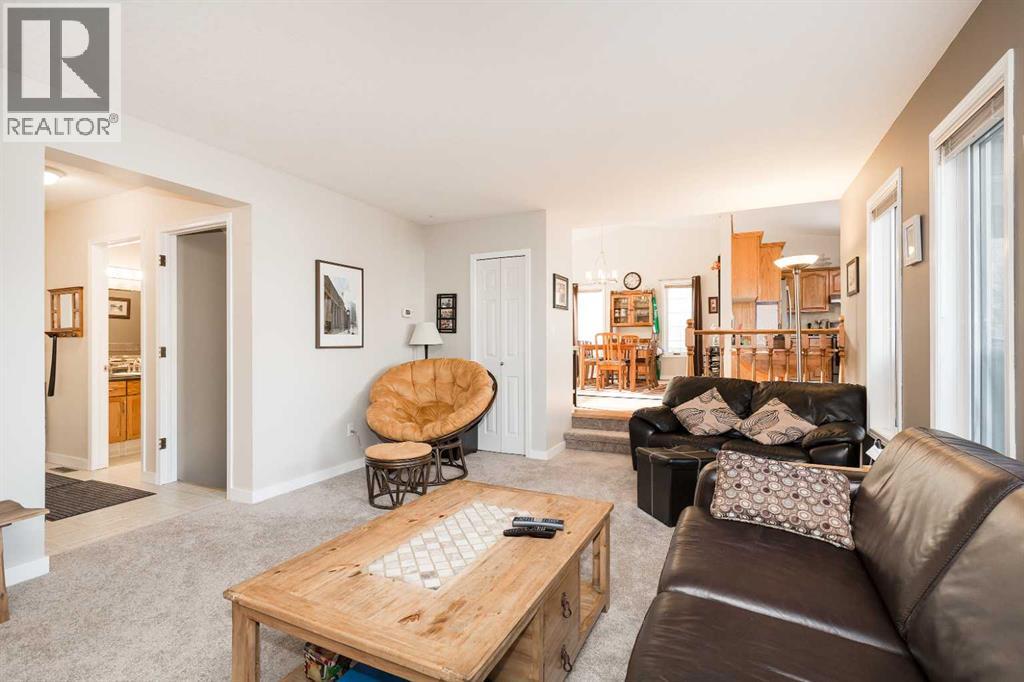 Photo 4 of 277 Coachwood Point W, Lethbridge AB