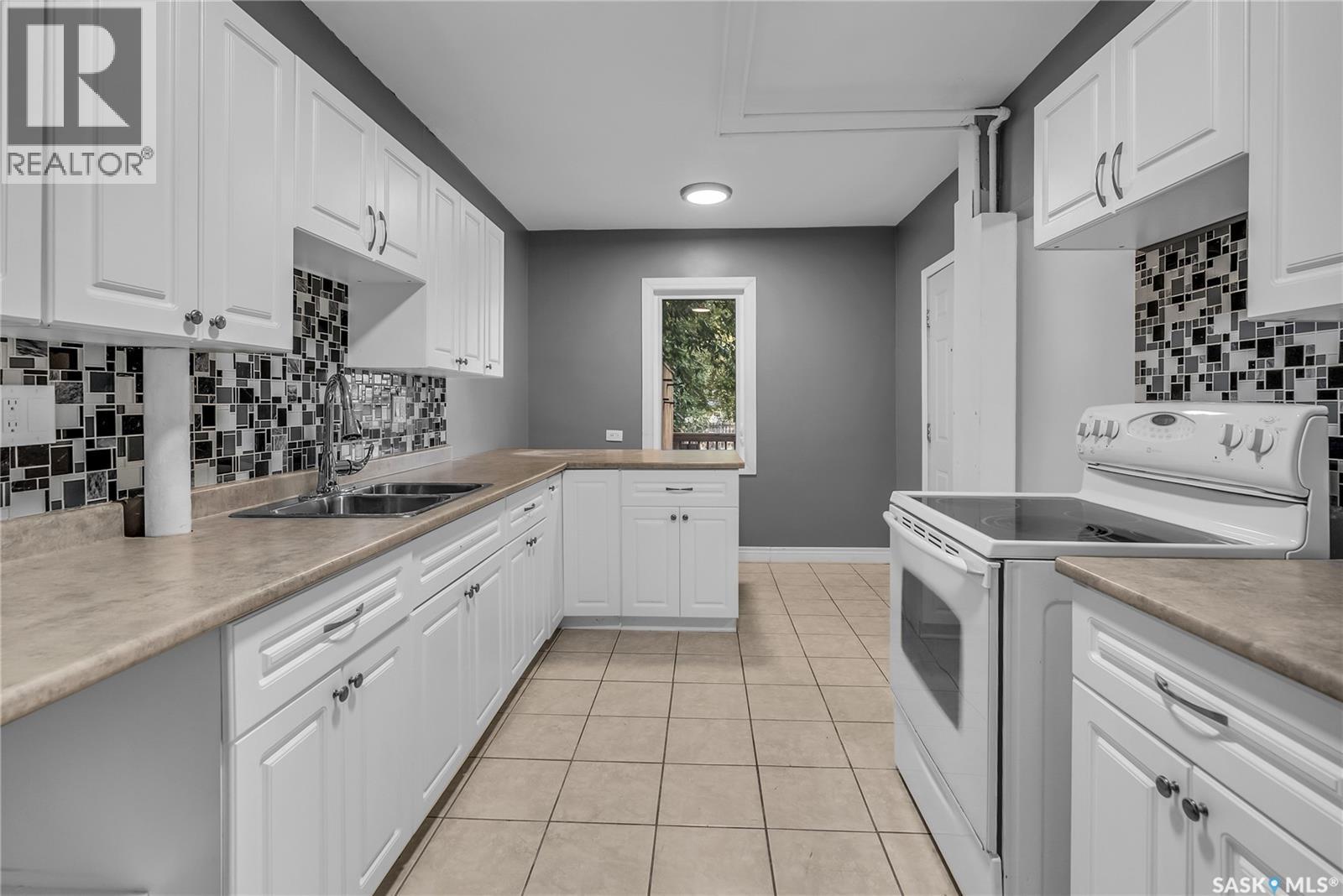 Photo 12 of 424 R Avenue S, Saskatoon SK