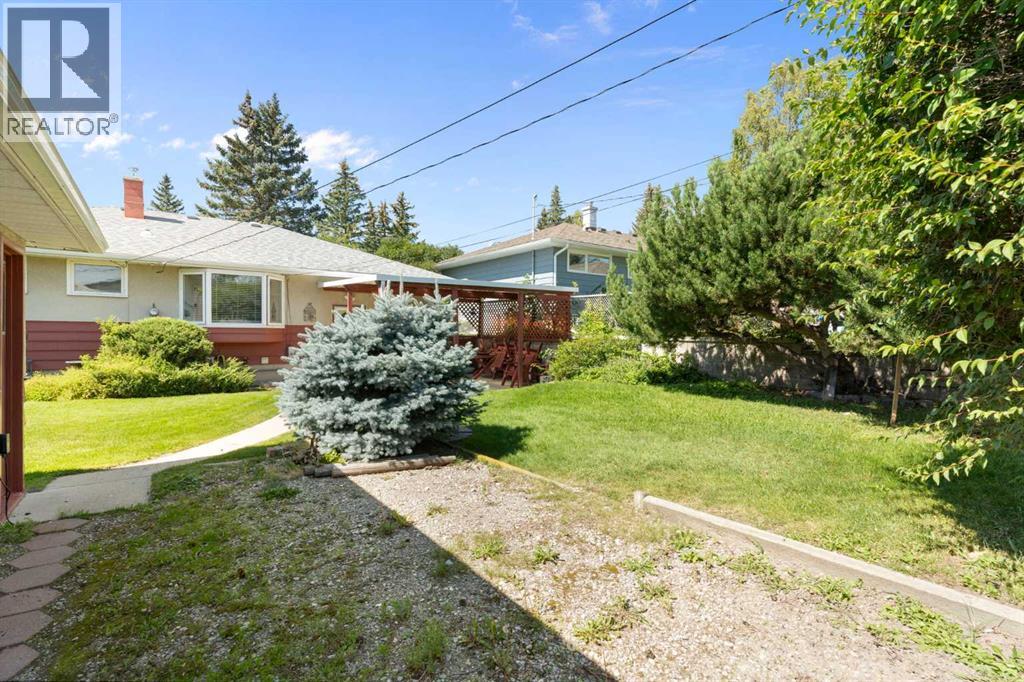 Photo 30 of 16 Chatham Drive Nw, Calgary AB