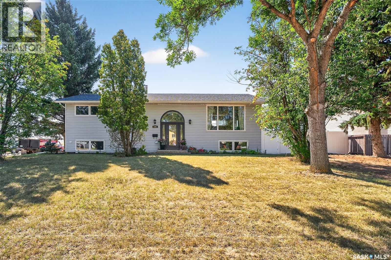 Photo 12 of 1503 Spadina Street, Moose Jaw SK