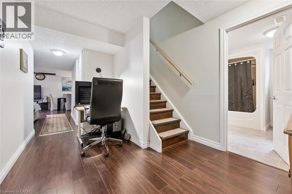 Photo 39 of 18 Pearwood Court, Kitchener ON