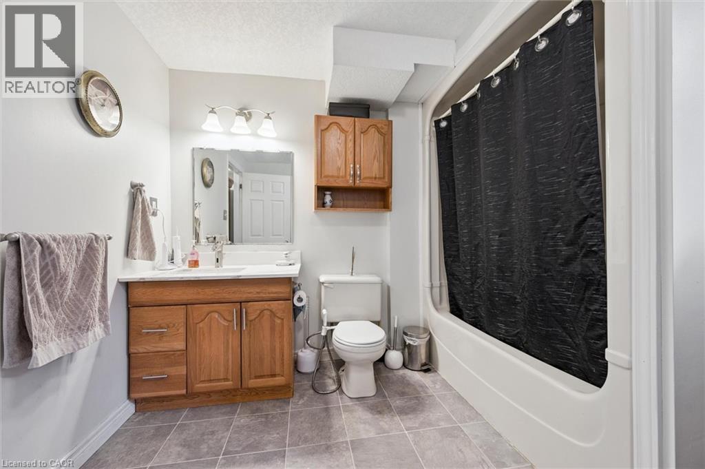 Photo 5 of 18 Pearwood Court, Kitchener ON