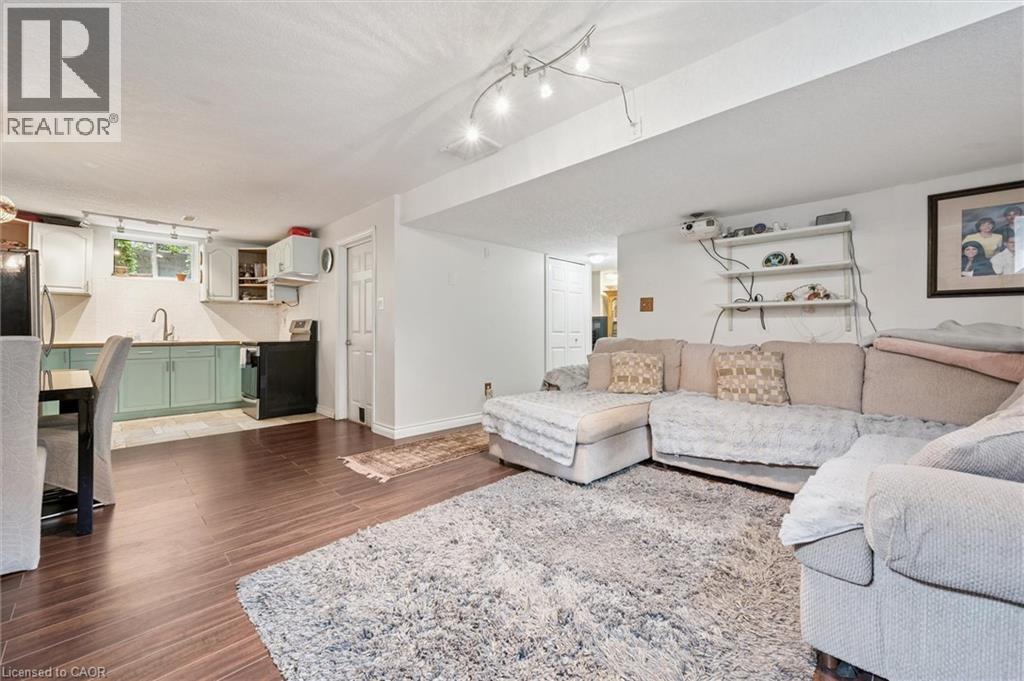 Photo 6 of 18 Pearwood Court, Kitchener ON