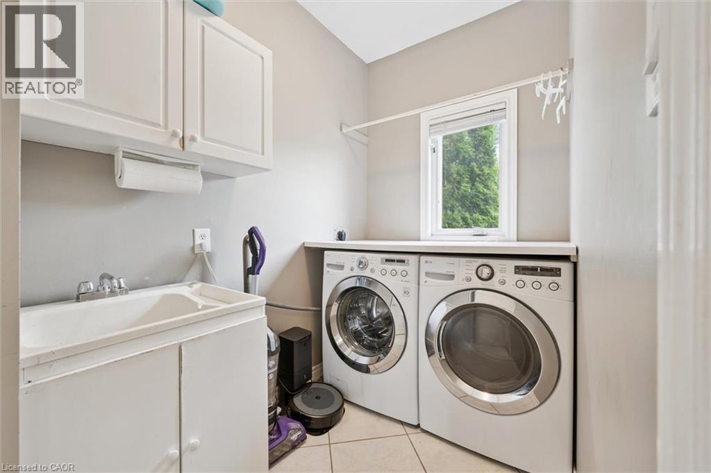 Photo 2 of 18 Pearwood Court, Kitchener ON