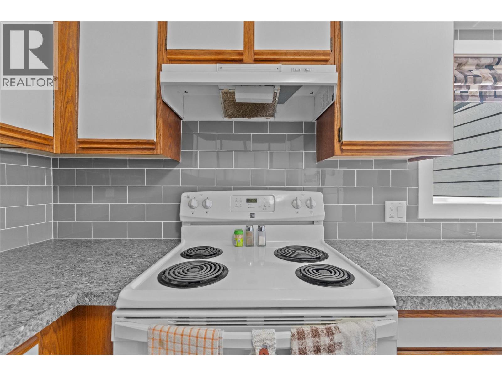 Photo 12 of 451 3 Street Se, Salmon Arm BC