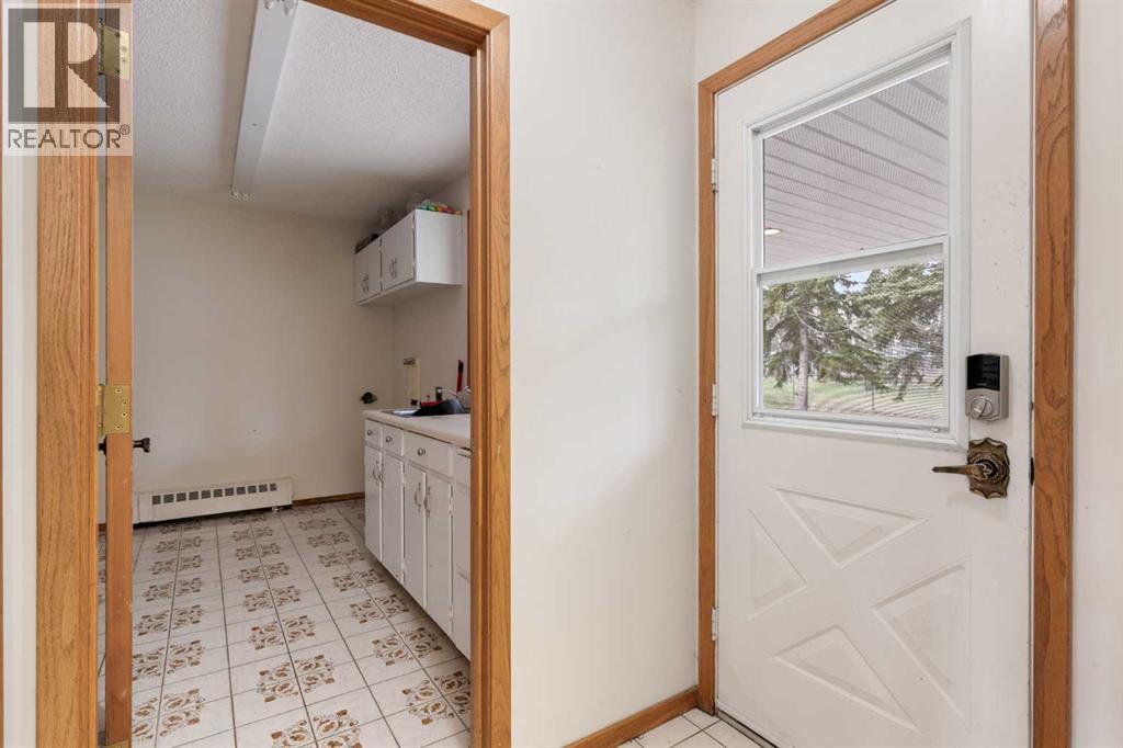 Photo 8 of 1008 Shawnee Drive Sw, Calgary AB