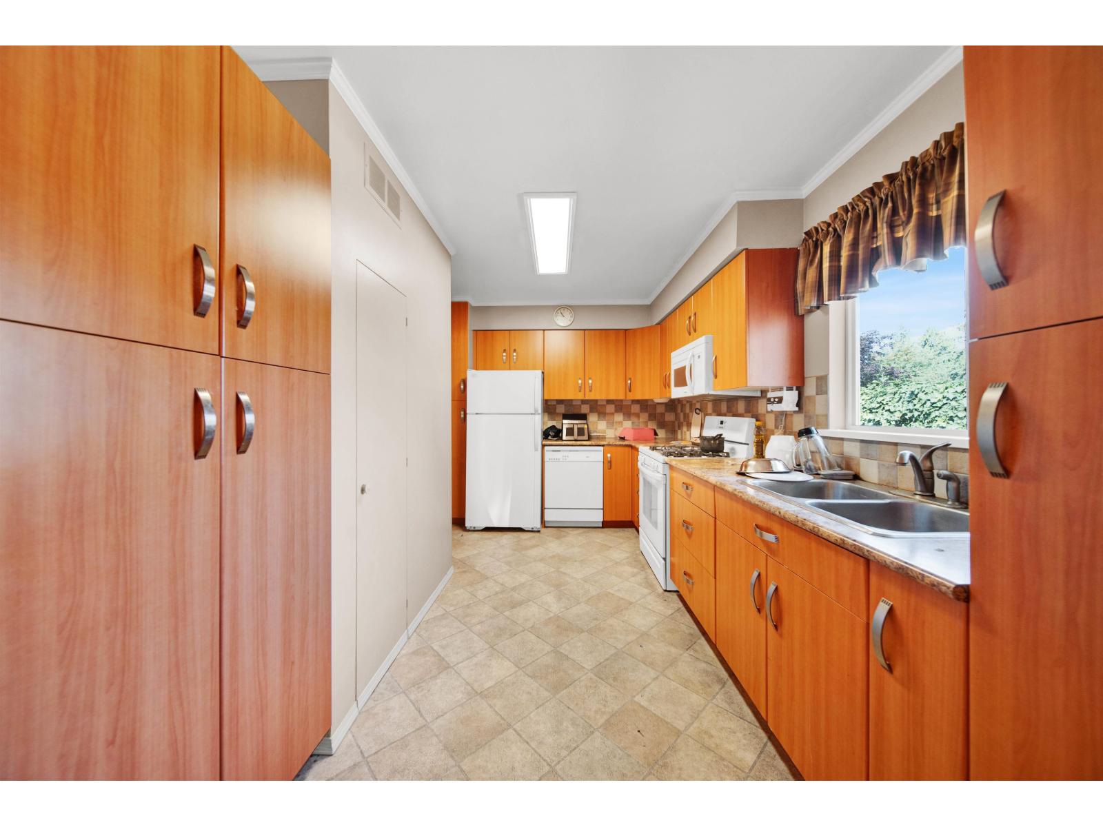 Photo 6 of 14681 110 Avenue, Surrey BC