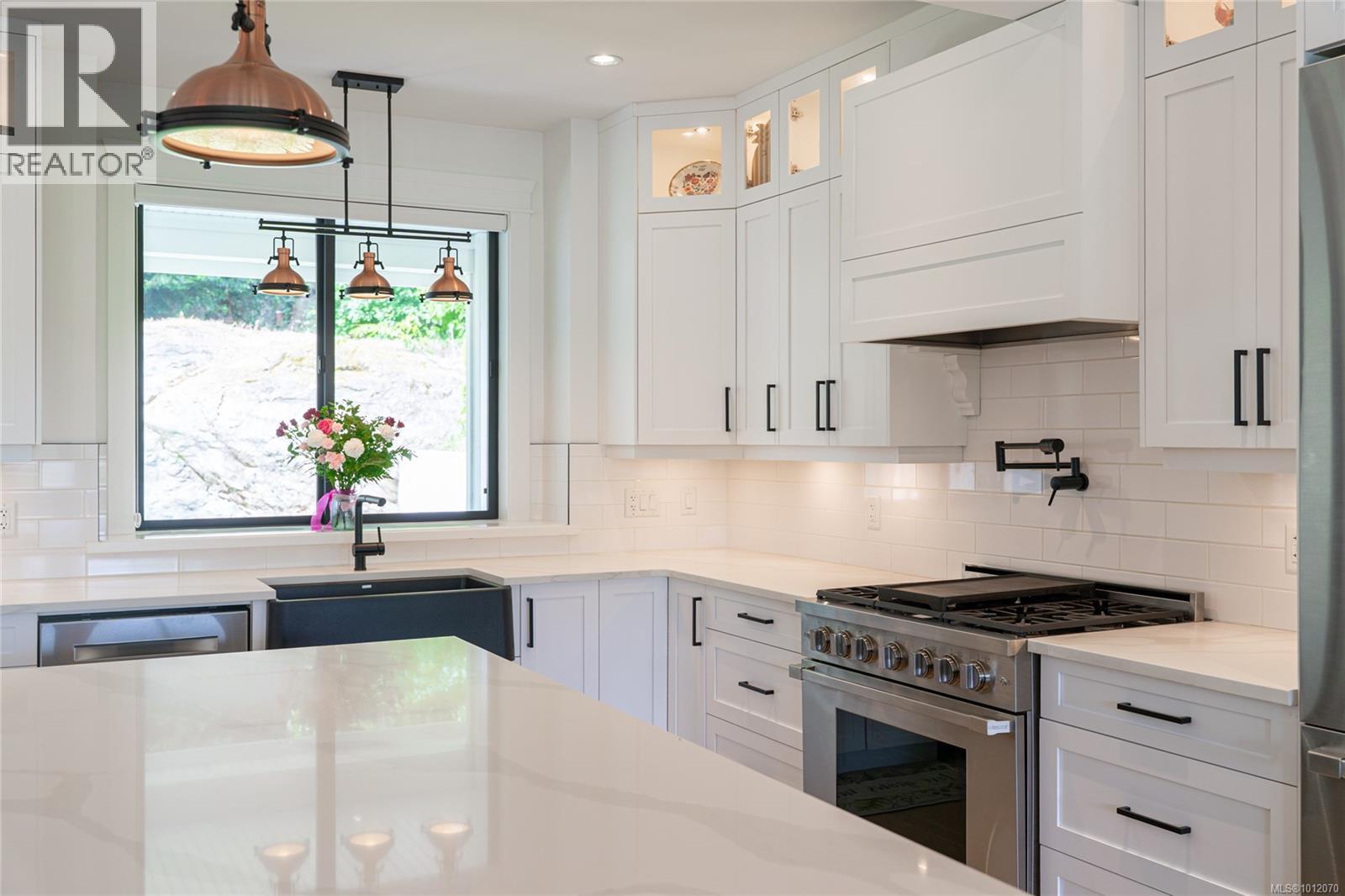 Photo 6 of 3880 Wilkinson Rd, Saanich BC