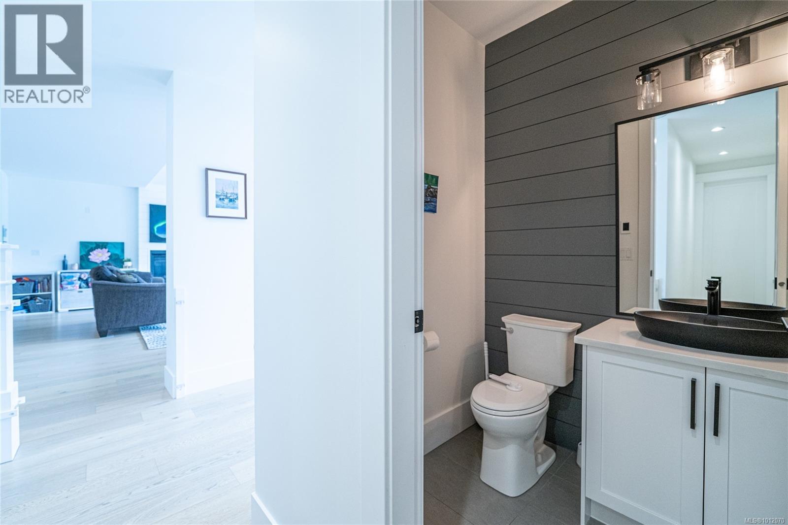 Photo 1 of 3880 Wilkinson Rd, Saanich BC