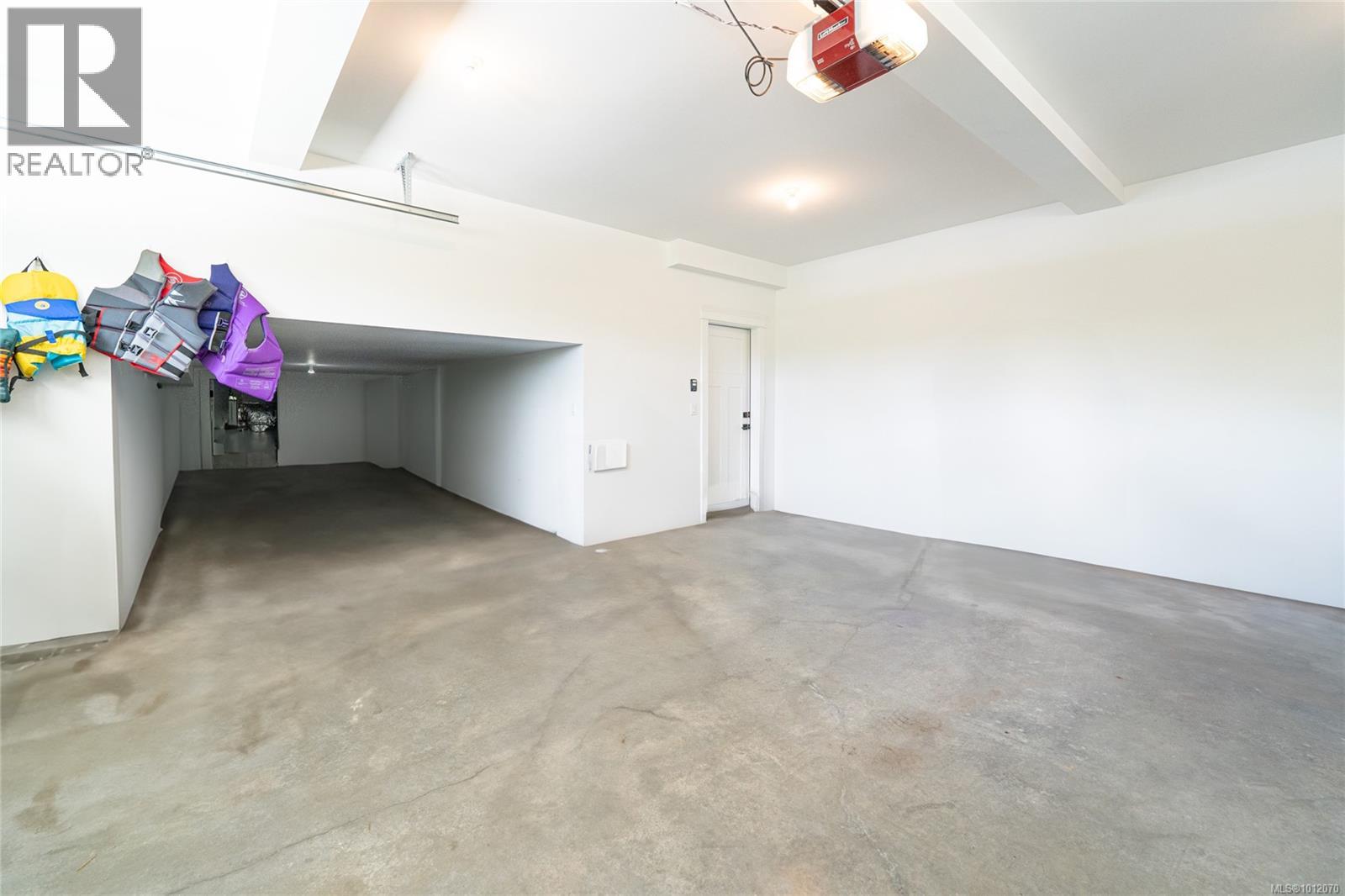 Photo 3 of 3880 Wilkinson Rd, Saanich BC