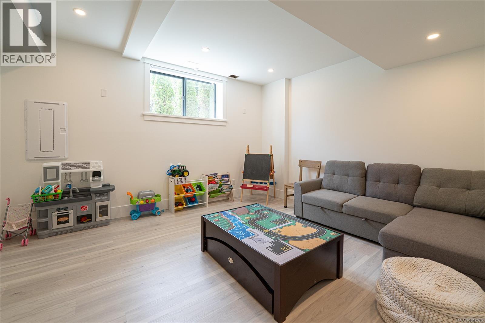 Photo 48 of 3880 Wilkinson Rd, Saanich BC
