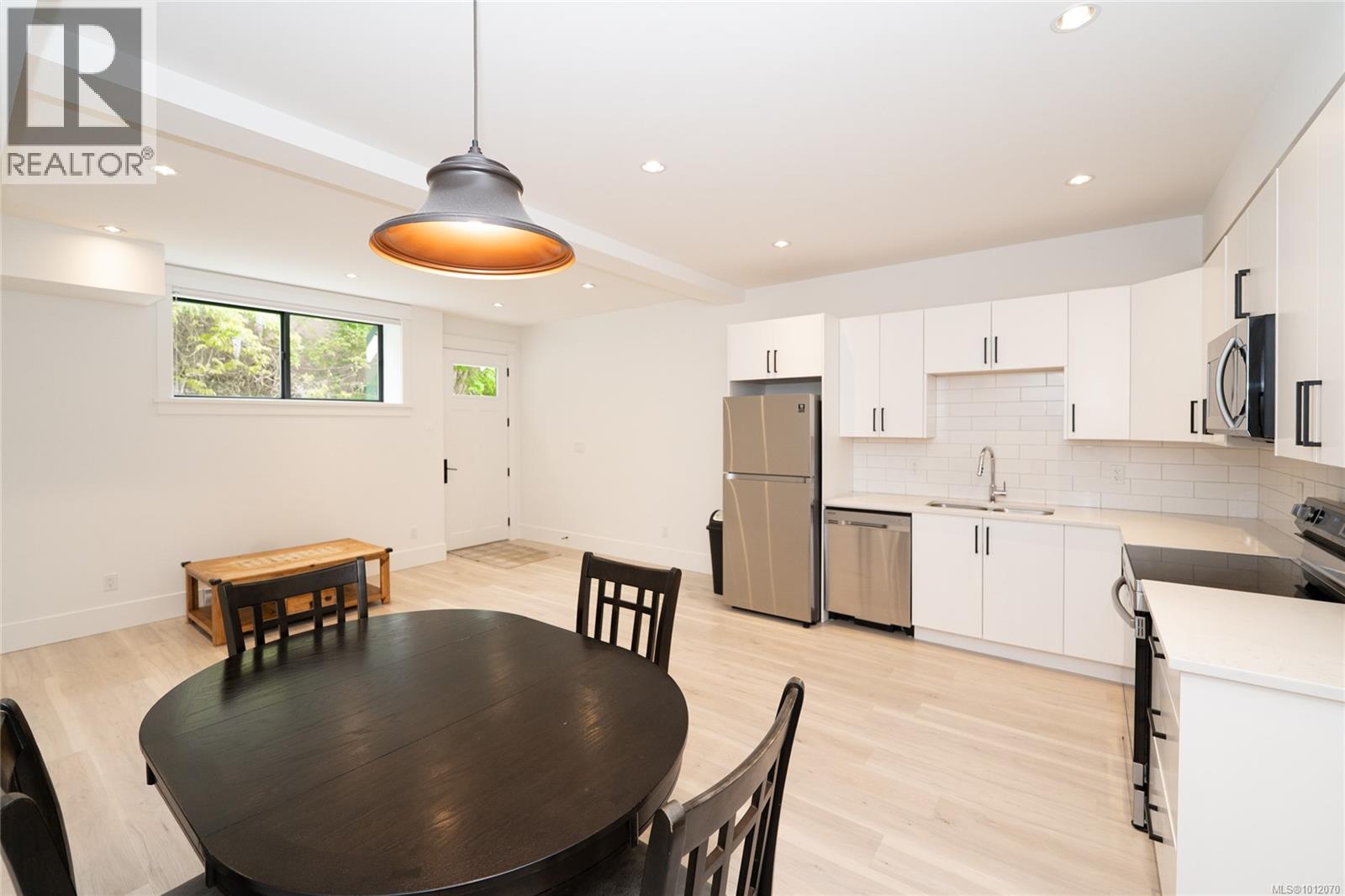 Photo 9 of 3880 Wilkinson Rd, Saanich BC