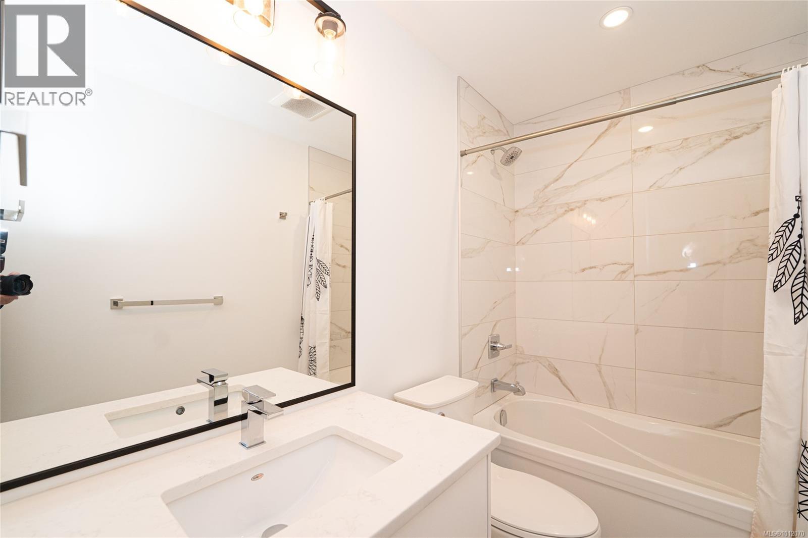 Photo 35 of 3880 Wilkinson Rd, Saanich BC