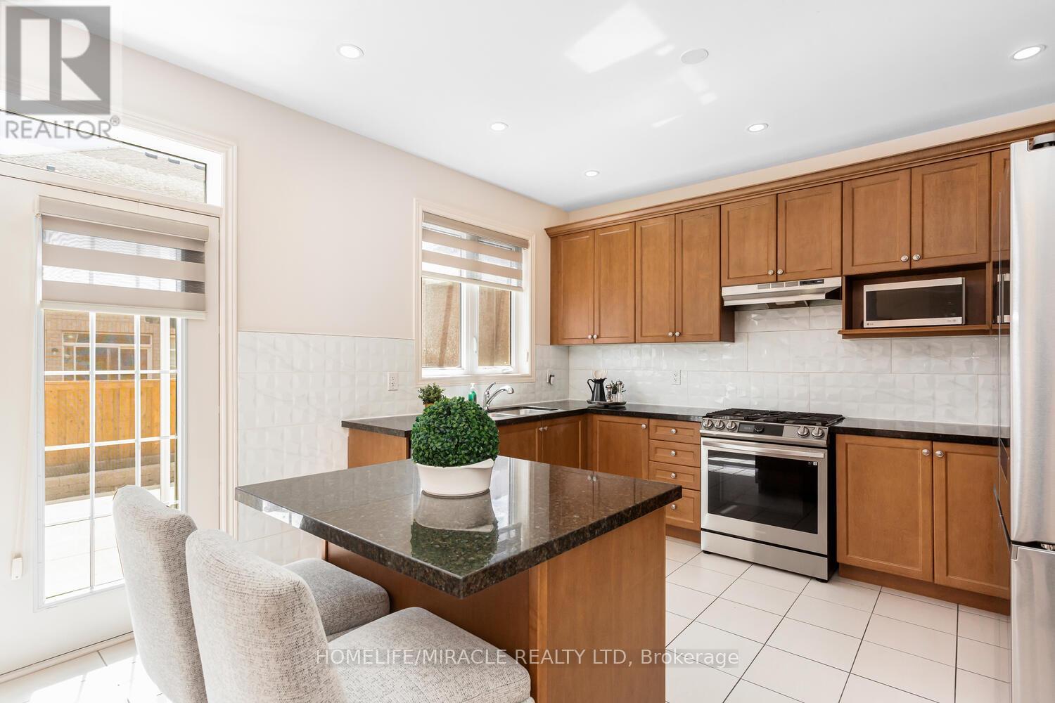 Photo 23 of 10 Elverton Crescent, Brampton ON