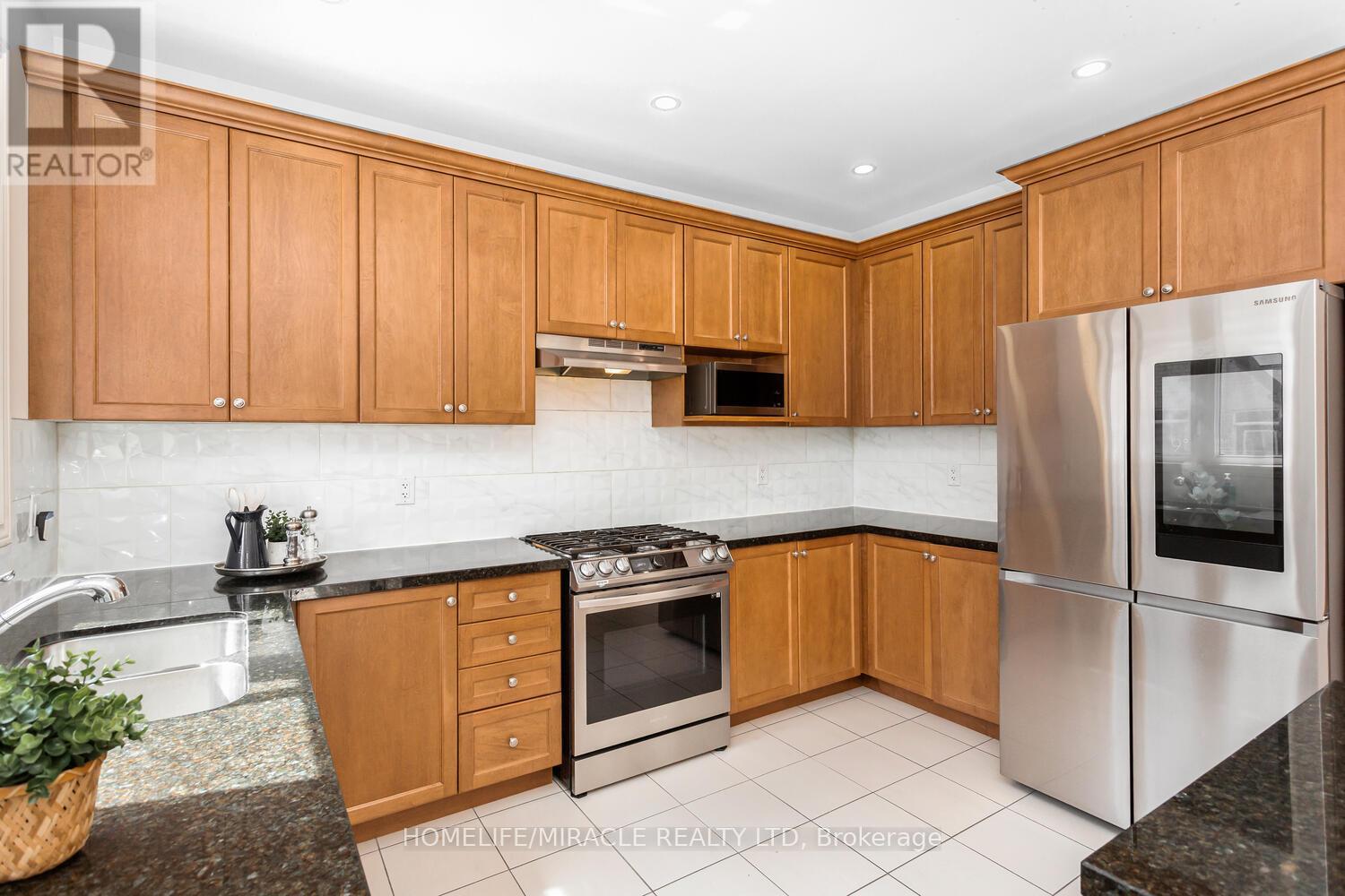 Photo 12 of 10 Elverton Crescent, Brampton ON