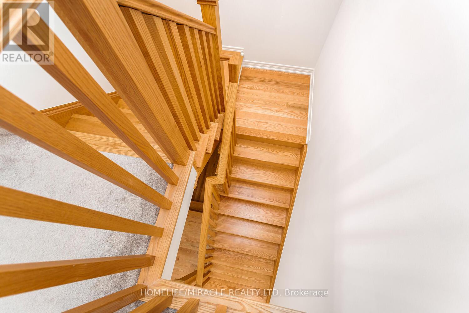 Photo 8 of 10 Elverton Crescent, Brampton ON