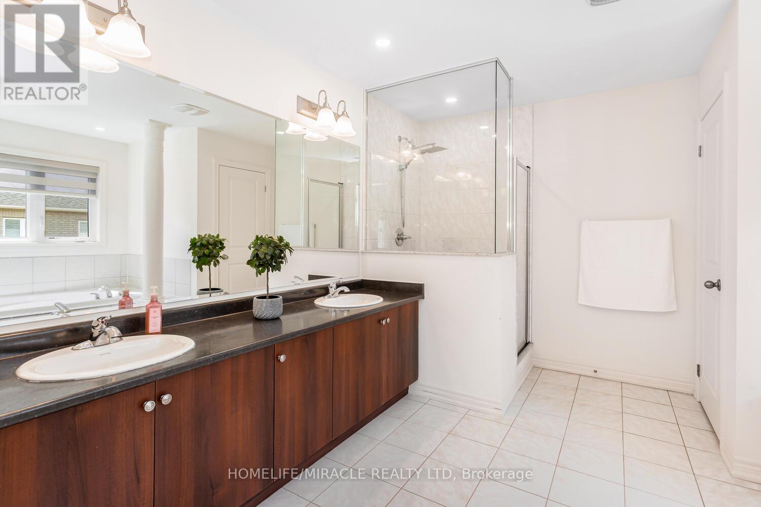Photo 16 of 10 Elverton Crescent, Brampton ON