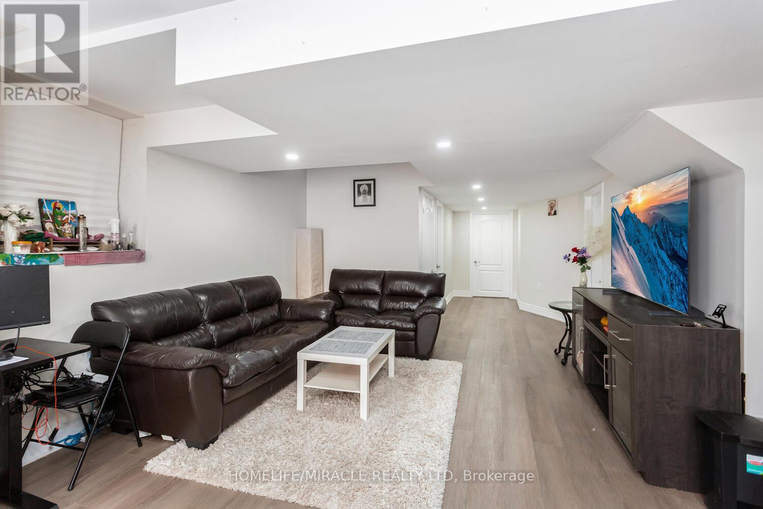 Photo 26 of 10 Elverton Crescent, Brampton ON
