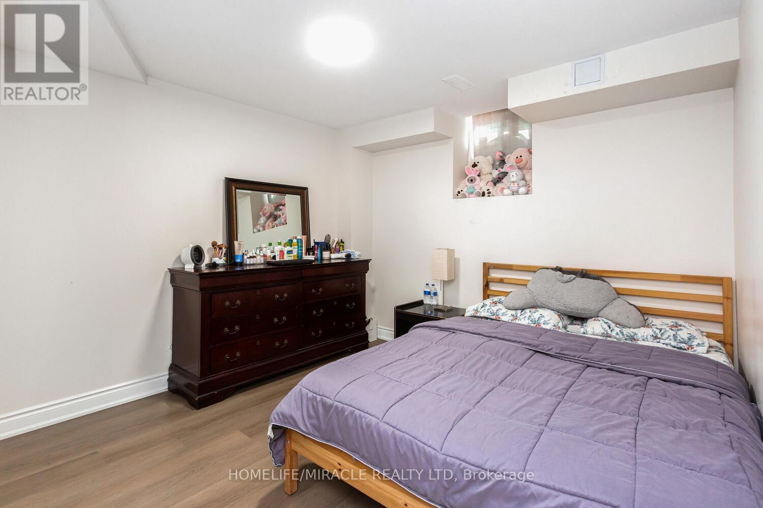Photo 9 of 10 Elverton Crescent, Brampton ON