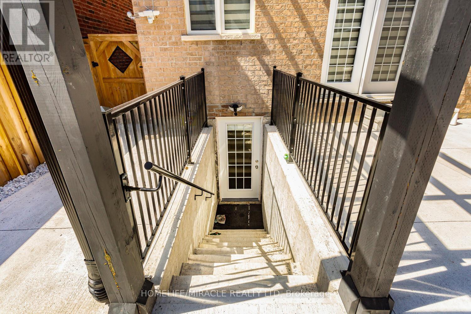 Photo 31 of 10 Elverton Crescent, Brampton ON