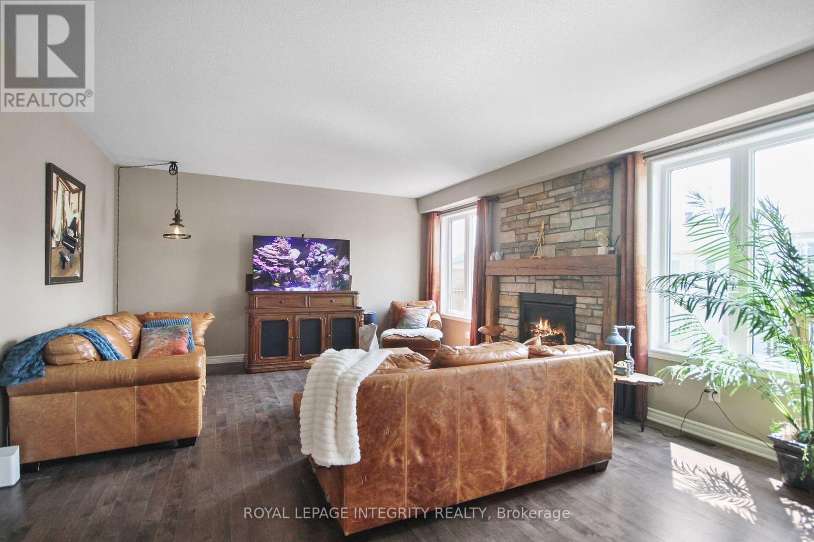 Photo 11 of 318 Everglade Way E, Ottawa ON