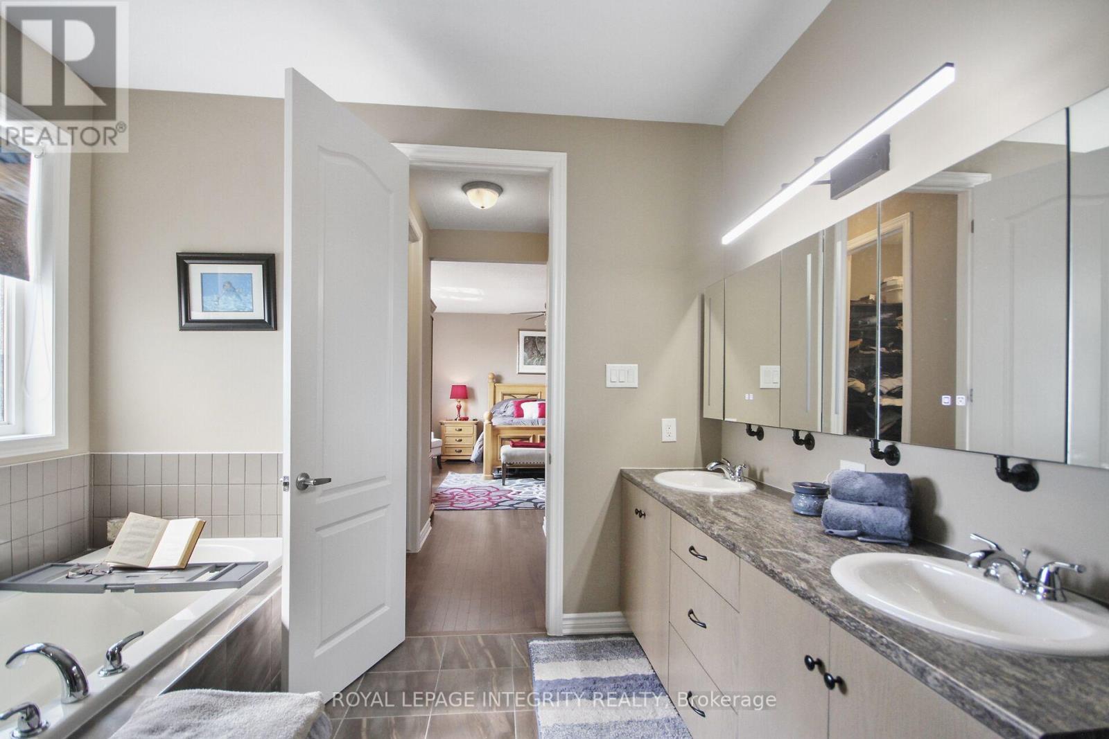 Photo 33 of 318 Everglade Way E, Ottawa ON