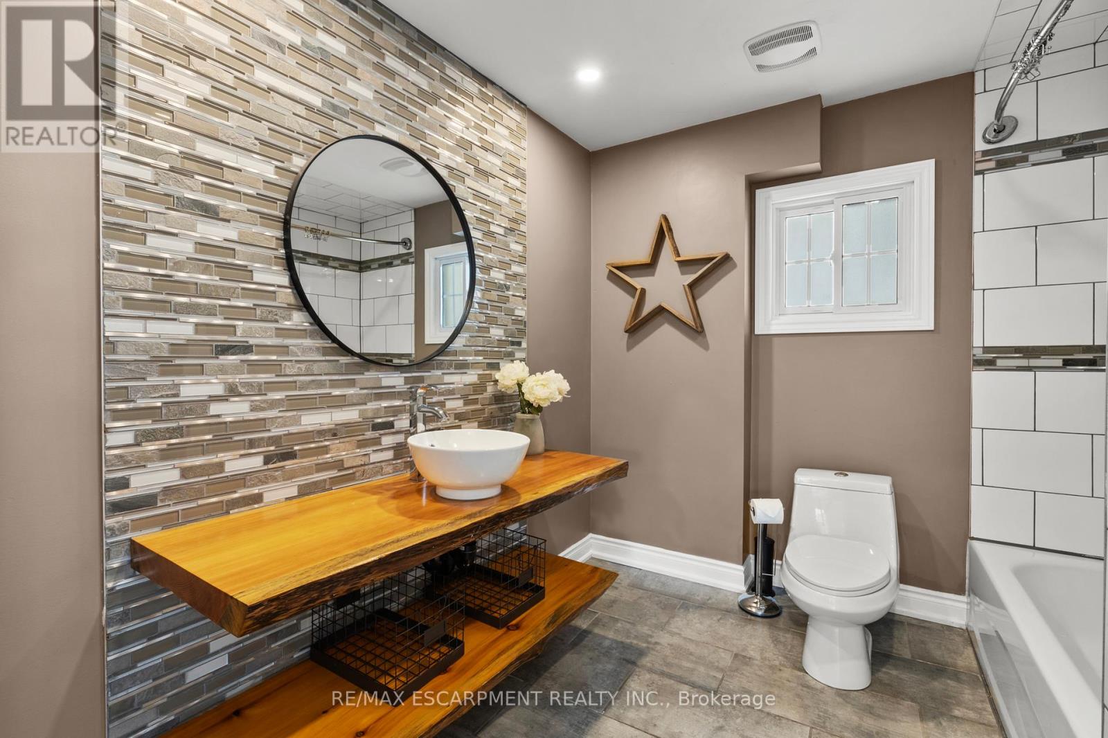 Photo 3 of 206 Niagara Falls Road, Thorold ON