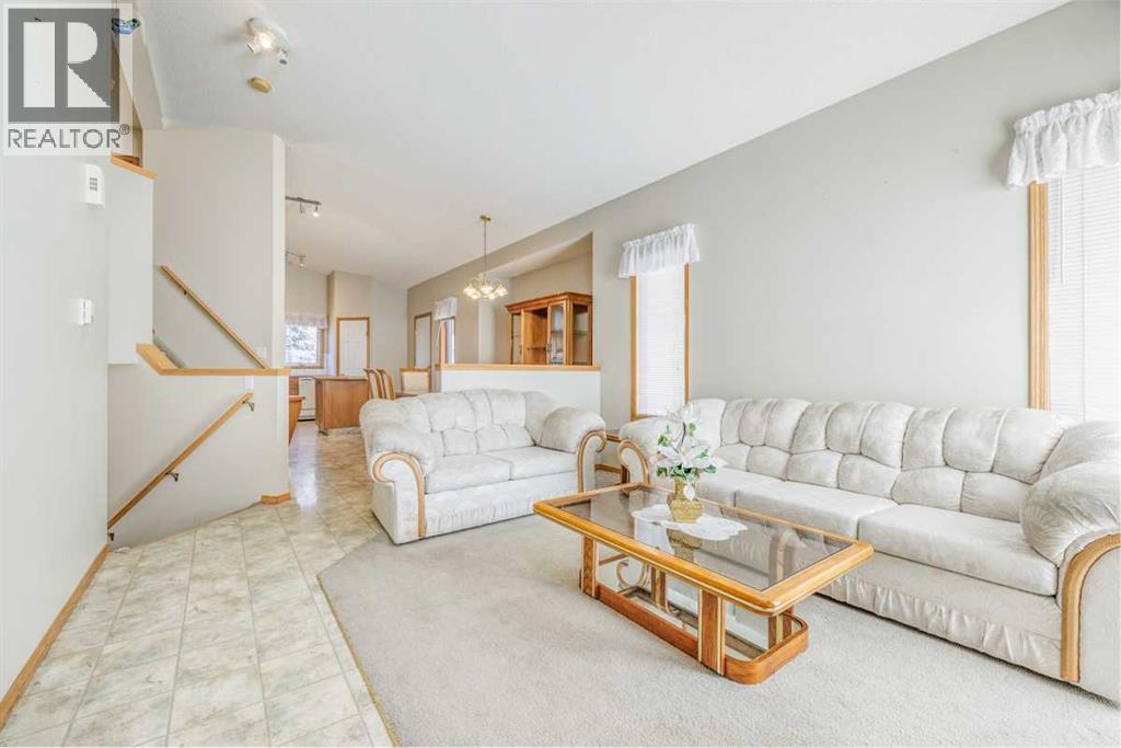 Photo 2 of 19 Erin Grove Se, Calgary AB
