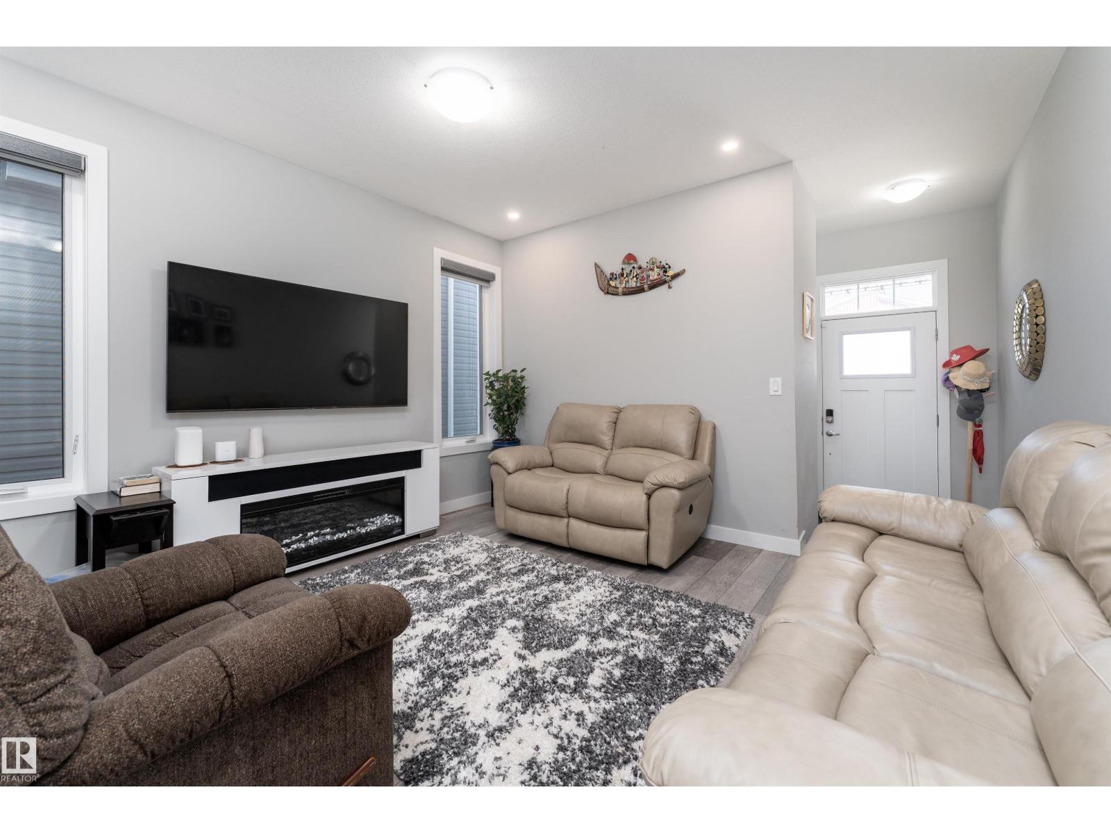 Photo 2 of 20115 15 Av Nw, Edmonton AB