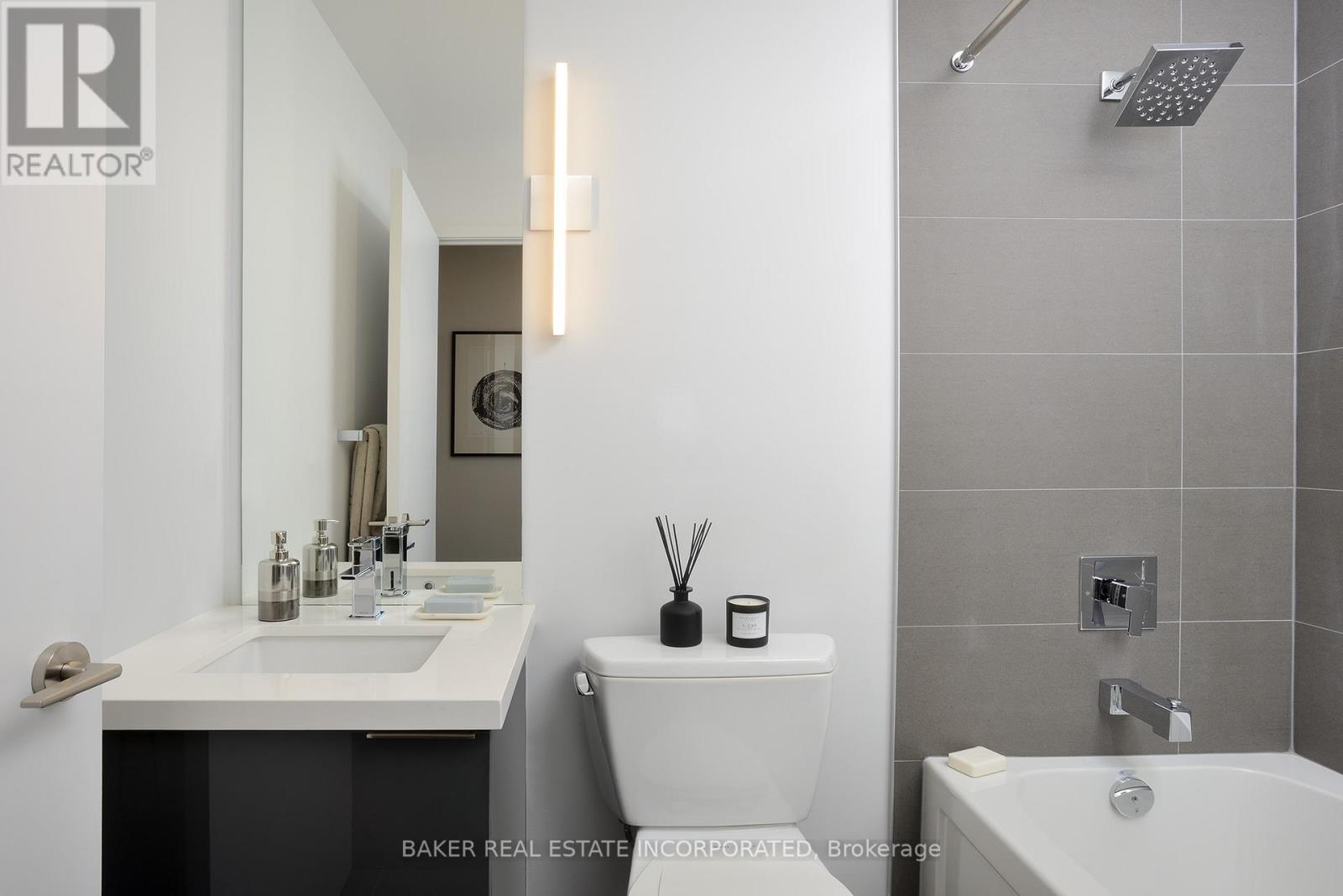 Photo 4 of 705 15 Roehampton Avenue, Toronto ON