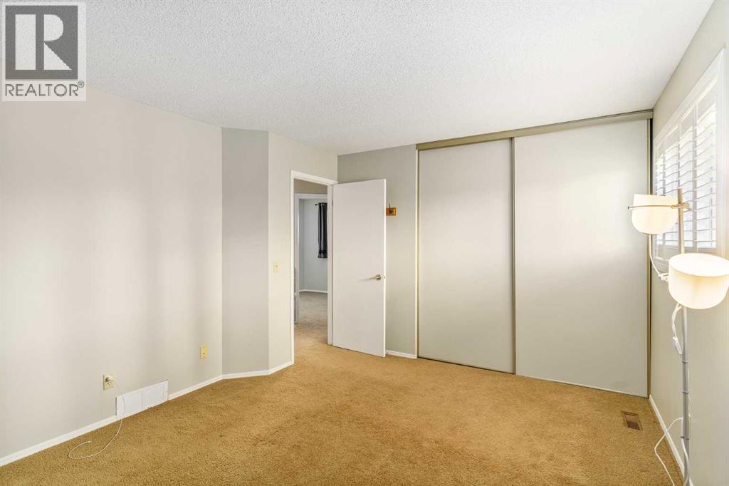Photo 14 of 271 Millrise Drive Sw, Calgary AB