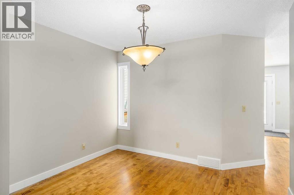 Photo 10 of 271 Millrise Drive Sw, Calgary AB