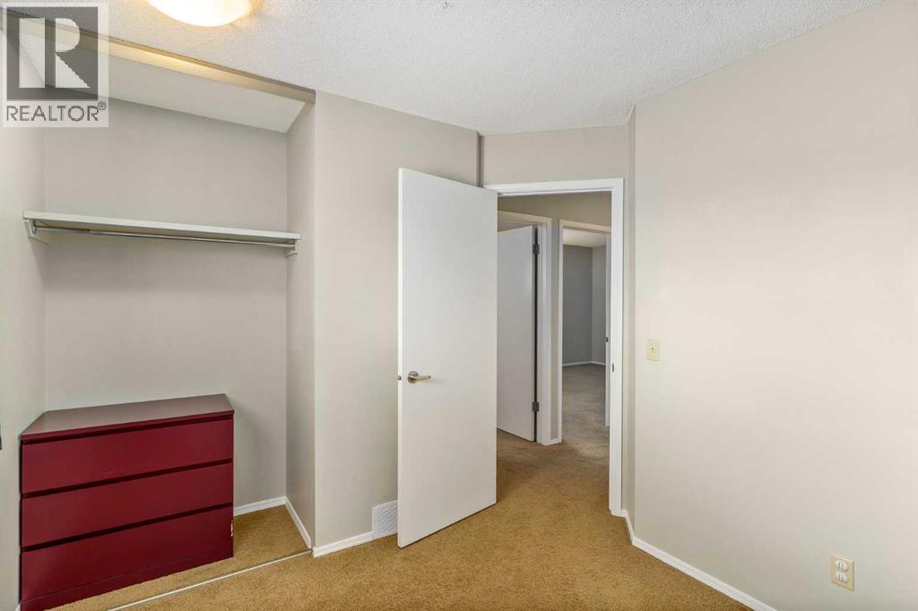 Photo 18 of 271 Millrise Drive Sw, Calgary AB