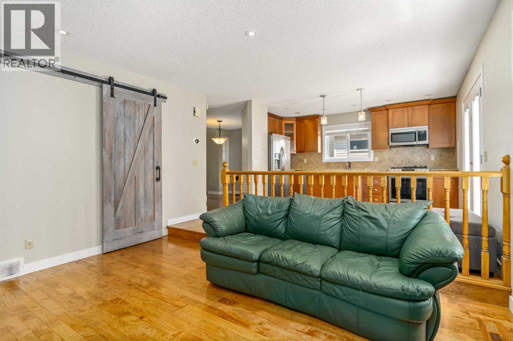 Photo 12 of 271 Millrise Drive Sw, Calgary AB