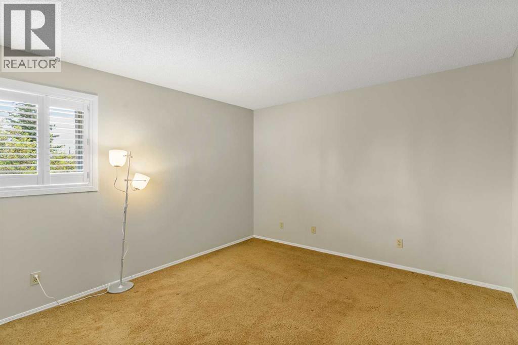 Photo 17 of 271 Millrise Drive Sw, Calgary AB