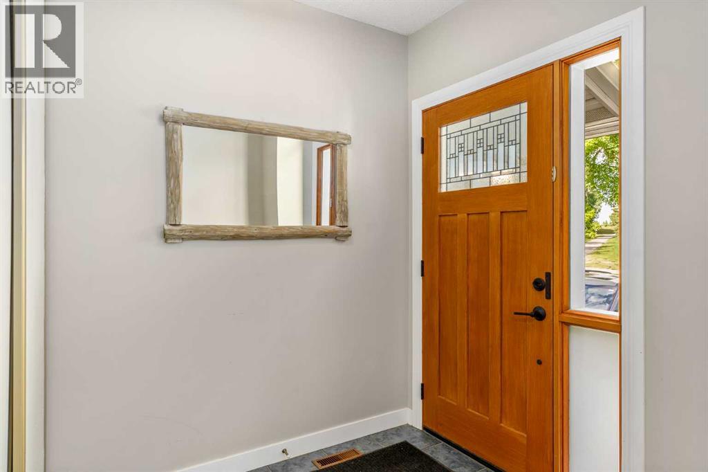 Photo 5 of 271 Millrise Drive Sw, Calgary AB