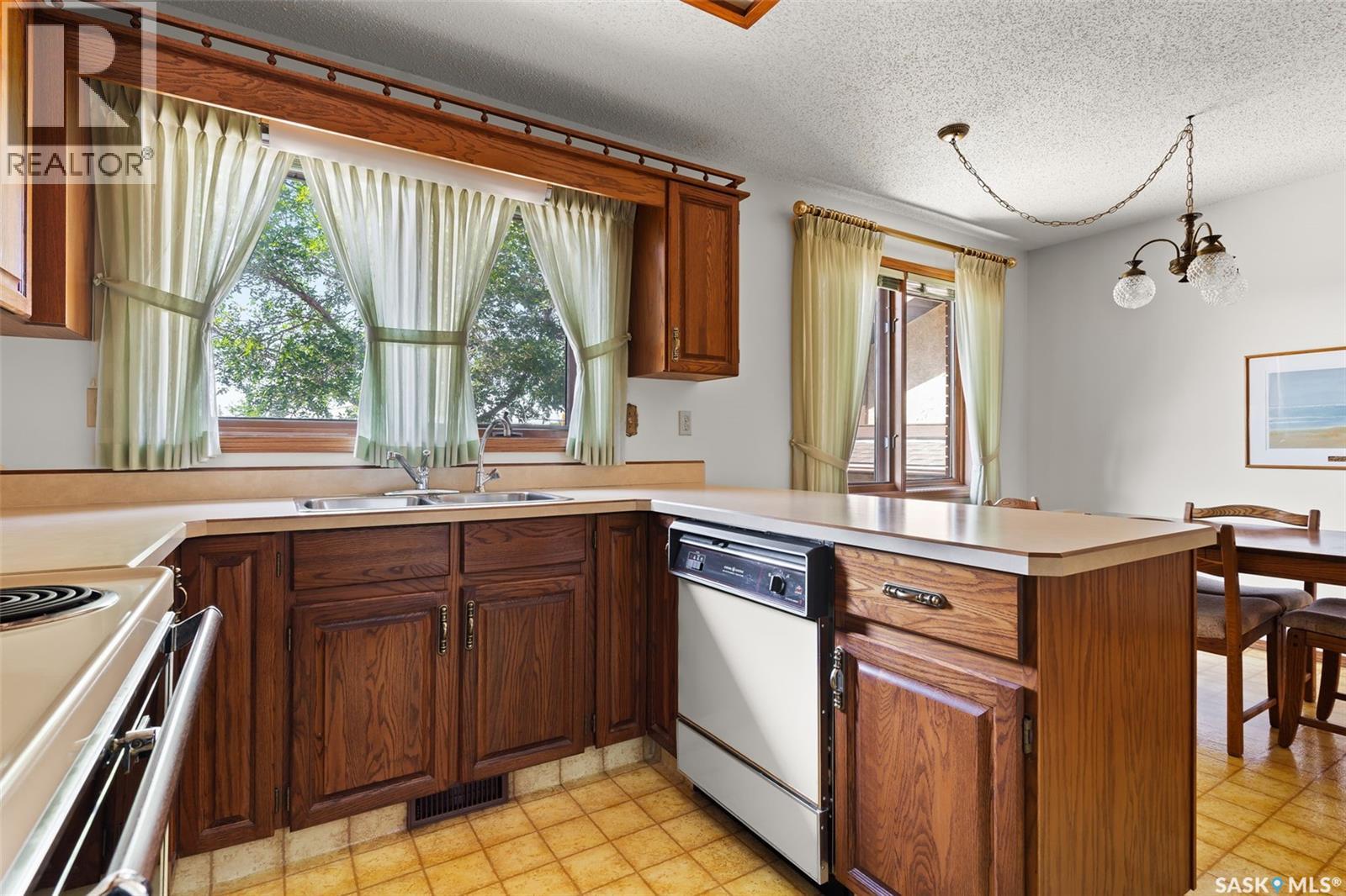 Photo 10 of 341 Avon Drive, Regina SK