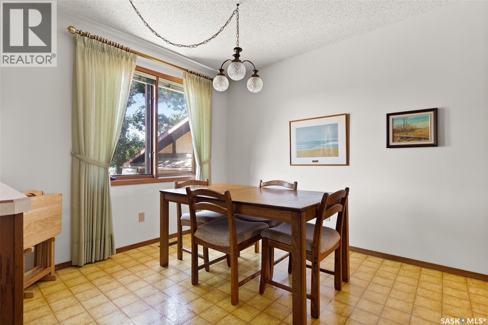 Photo 8 of 341 Avon Drive, Regina SK