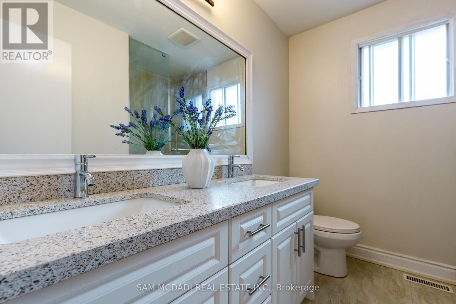 Photo 17 of 160 Tuscadero Crescent, Mississauga ON