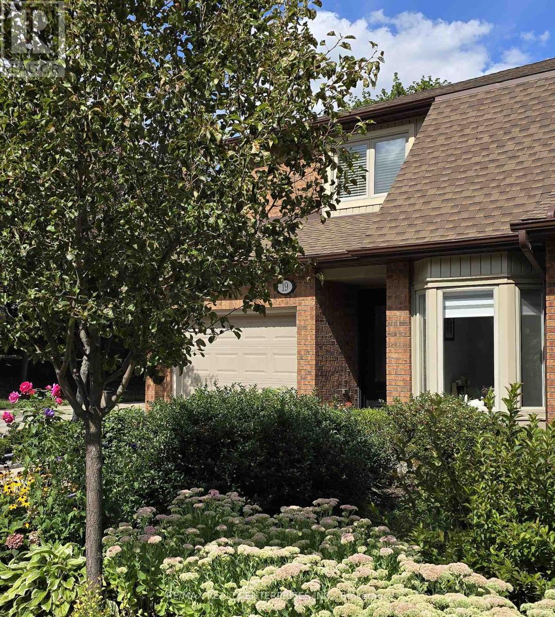 Photo 2 of 19 1180 Walden Circle, Mississauga ON