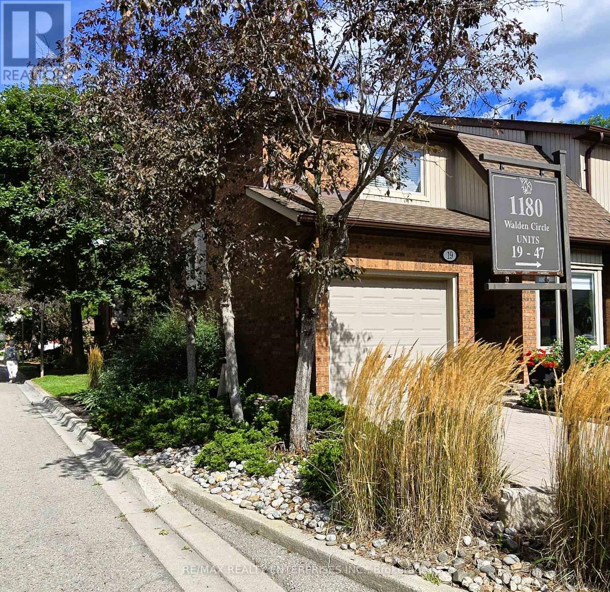 Photo 3 of 19 1180 Walden Circle, Mississauga ON